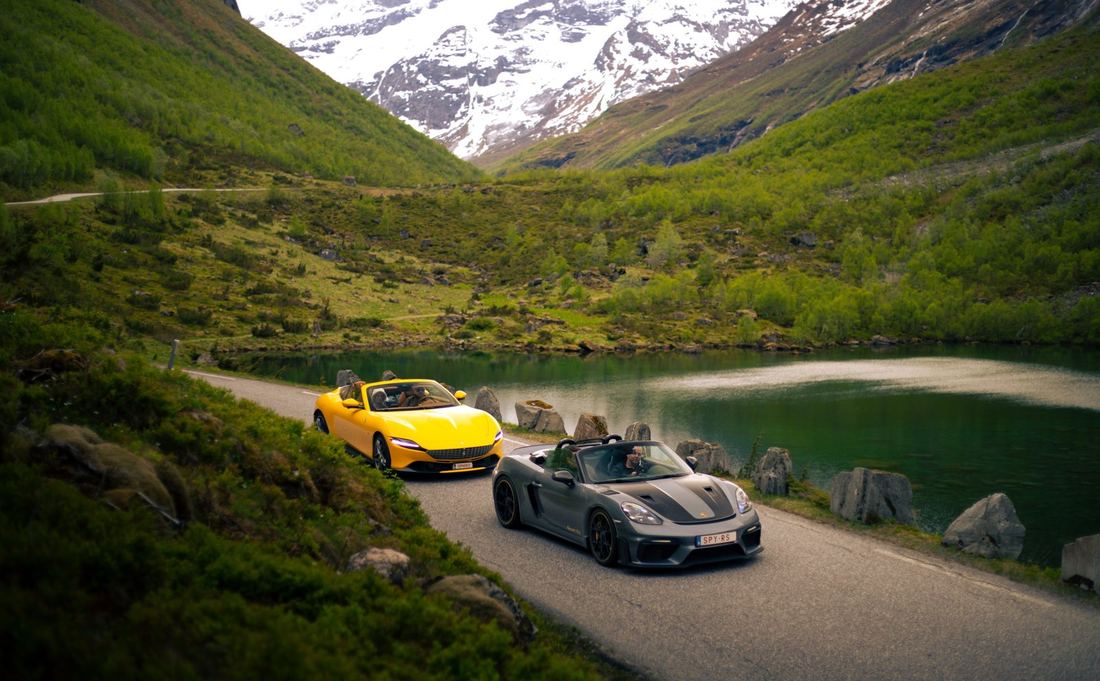Supercars in een bergvallei bij een meer