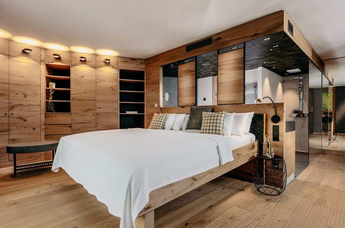 Hotelkamer in warm eikenhout