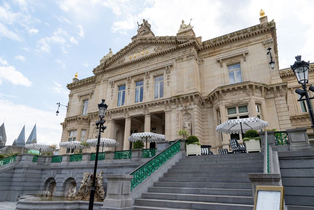 Historische gevel van Les Bains de Spa met trappen en terras