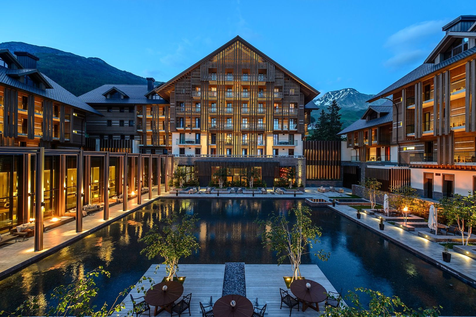 Binnenplein met waterpartij van The Chedi Andermatt bij schemering