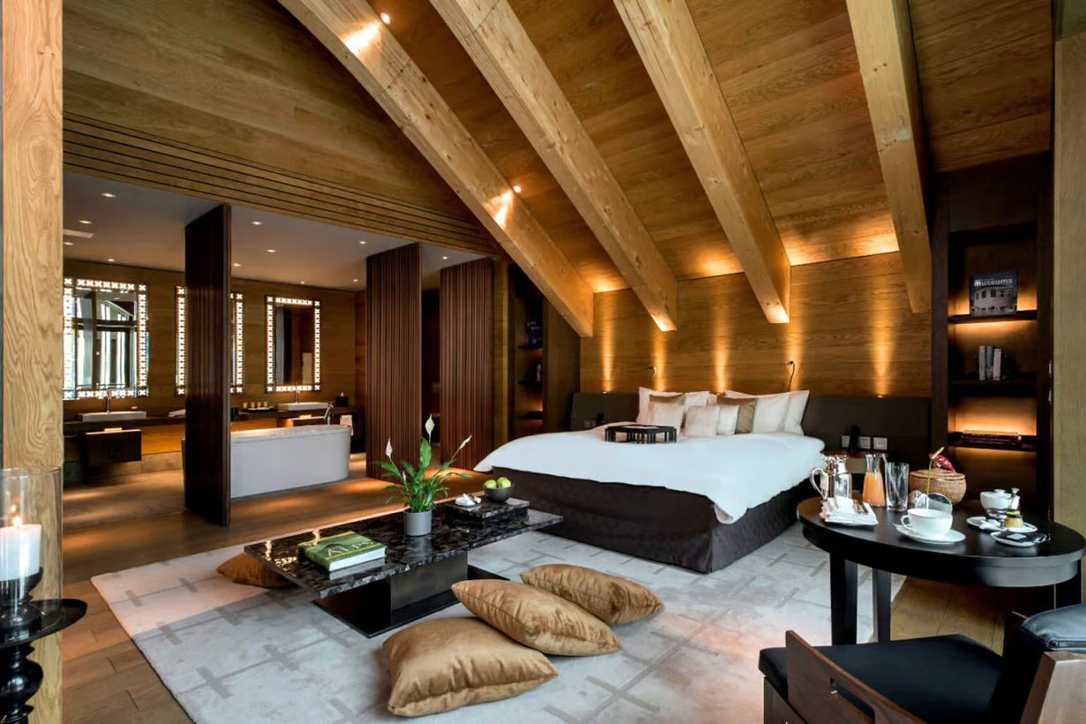 Suite in The Chedi Andermatt met houten balken