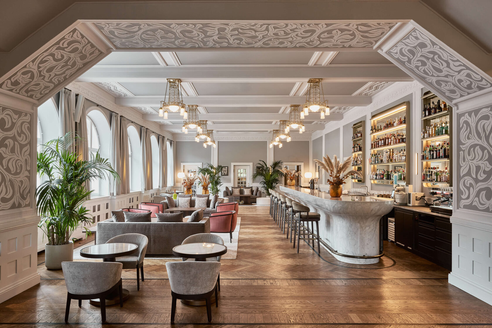 Bar en lounge van Grace La Margna met kroonluchters