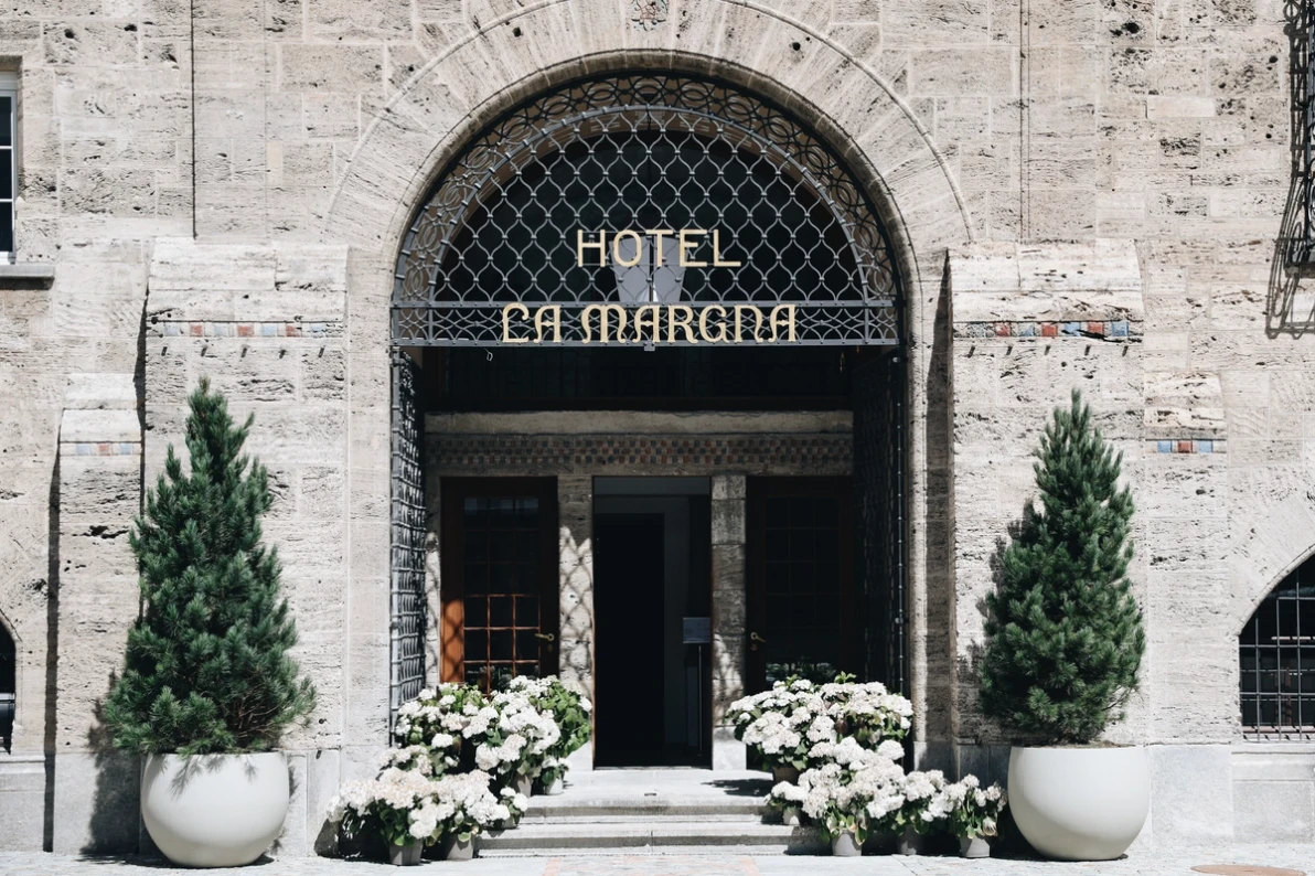 Historische ingang van Hotel La Margna in Sankt-Moritz