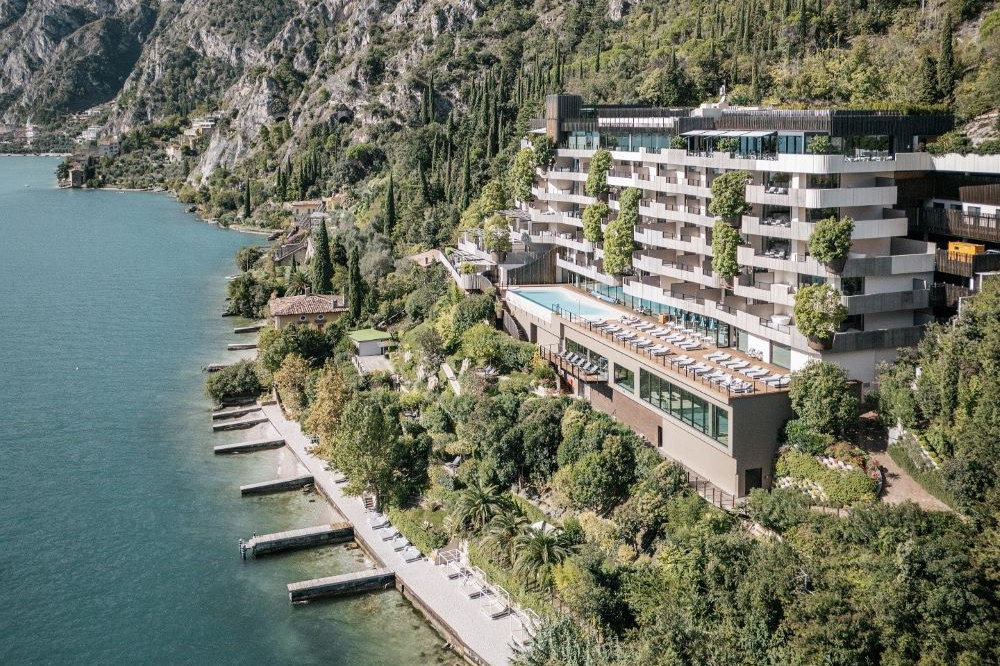 Luchtfoto van EALA My Lakeside Dream aan het Gardameer