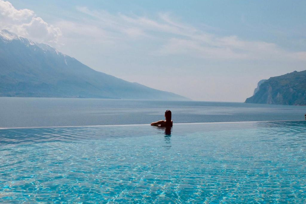 Infinity pool met uitzicht over het Gardameer